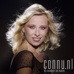 20-06-1980 Bonnie St. Clair at studio in Amsterdam. Photo: Govert de Roos/Connu

[keywords]Half Length, Eyecontact, Smiling[/keywords]